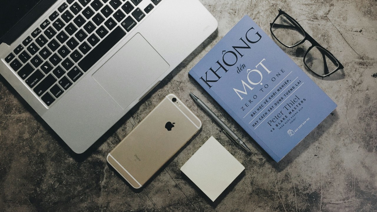 Как выбрать наушники для iPhone: советы и рейтинг моделей 2025