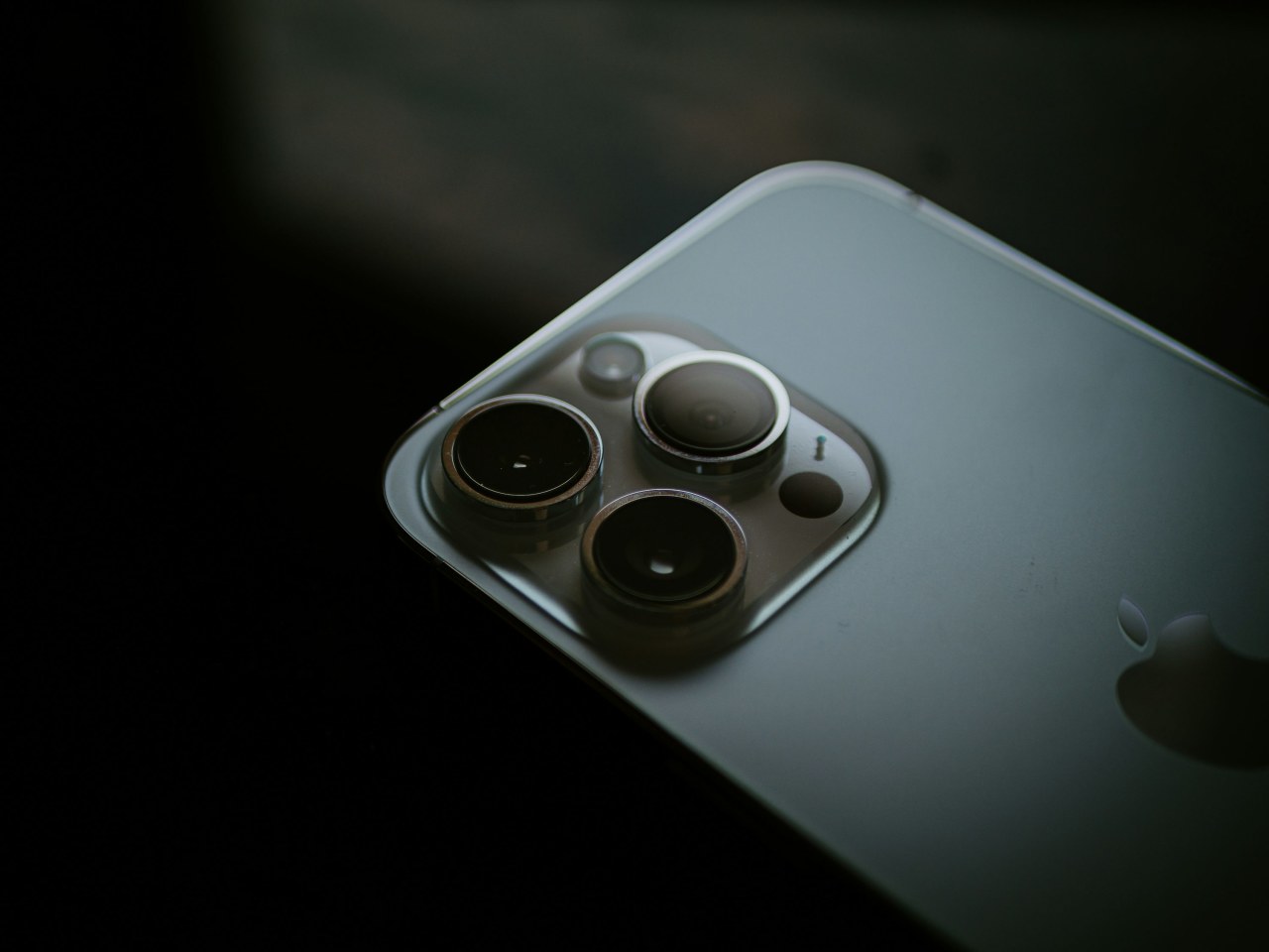 Лучшие аксессуары для iPhone в 2025 году: подборка must-have гаджетов